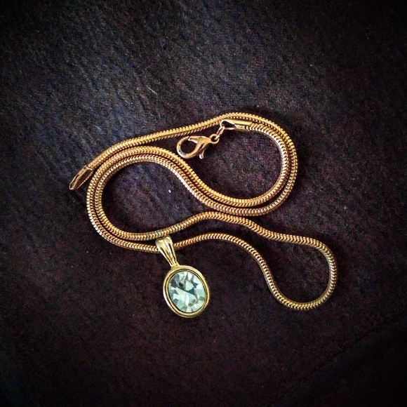 Jewelry - Gorgeous 16" gold tone and crystal necklace